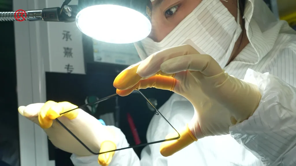how samsung aftermarket oled screens are made? wearing mask a worker is inspecting samsung aftermarket screen