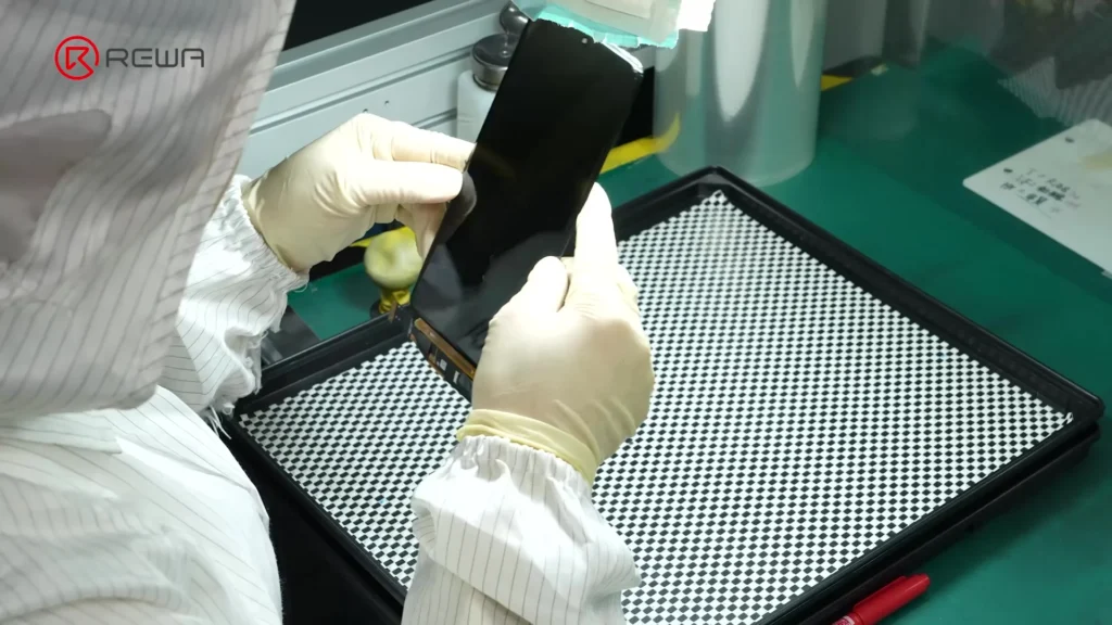 how samsung aftermarket oled screens are made? a worker is inspecting samsung aftermarket screen