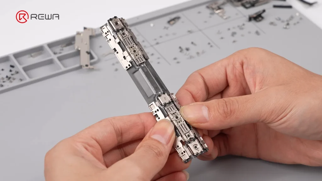 iphone duo teardown: double screens, double repair risk? the four sets of springs in the hinge